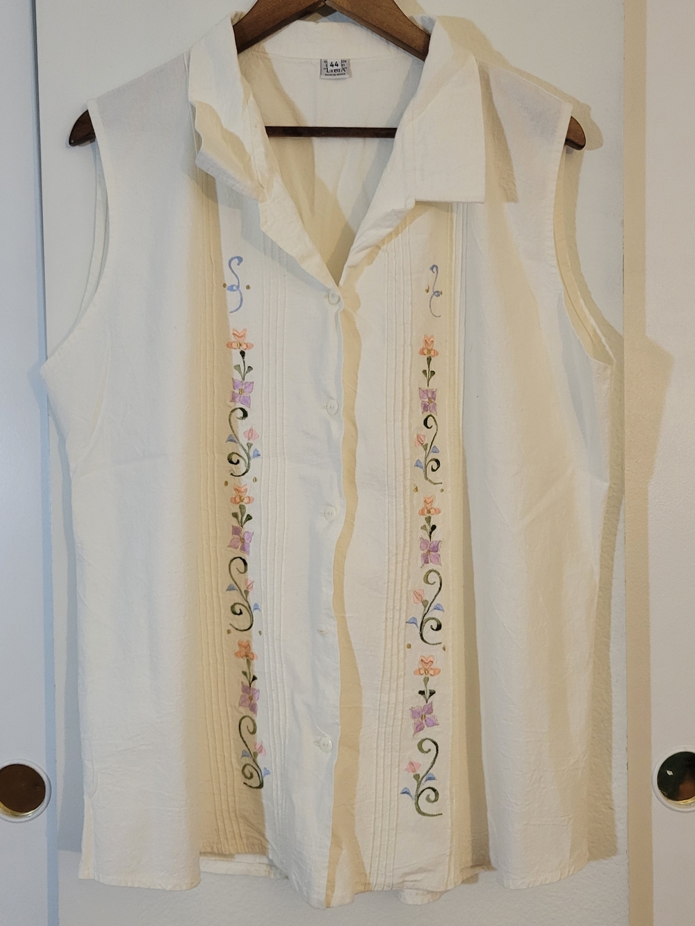 LIBIA Sleevless Embroidered Button Down Top